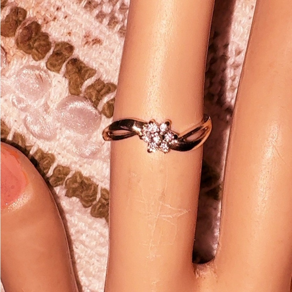 Elegant solid 10k yellow Gold Floral Ring
